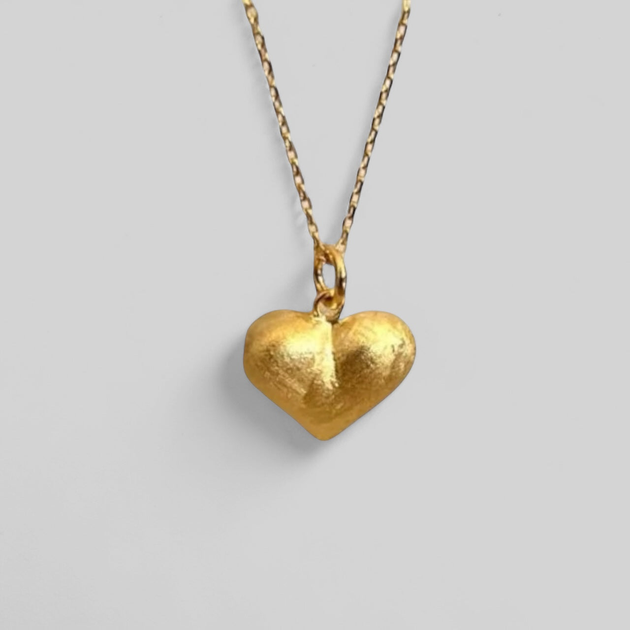 Collier en forme de cœur avec structure mate en argent 925 plaqué or