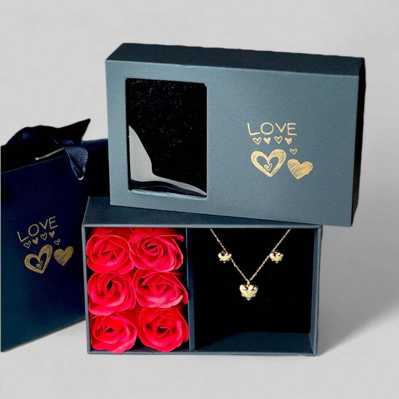 Saint Valentin - Anniversaire - Love Box avec roses et sac - Collier et boucles d'oreilles en forme de cœur incrustés de zircones en argent 925 plaqué or